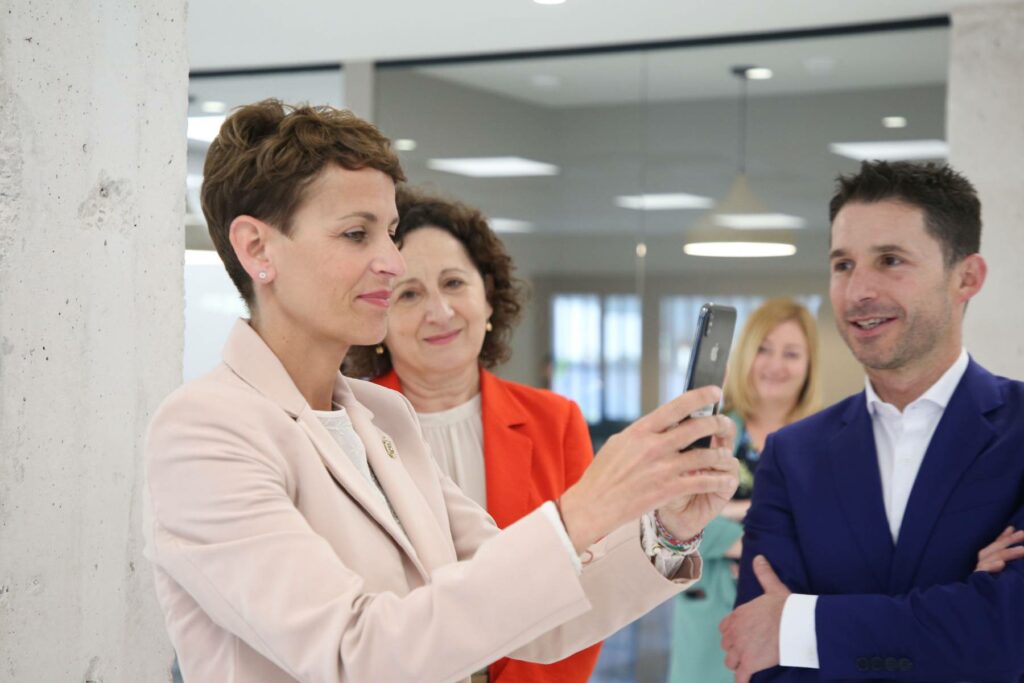 La presidenta de Navarra, registrándote para usar uno de los accesos de dasGate.