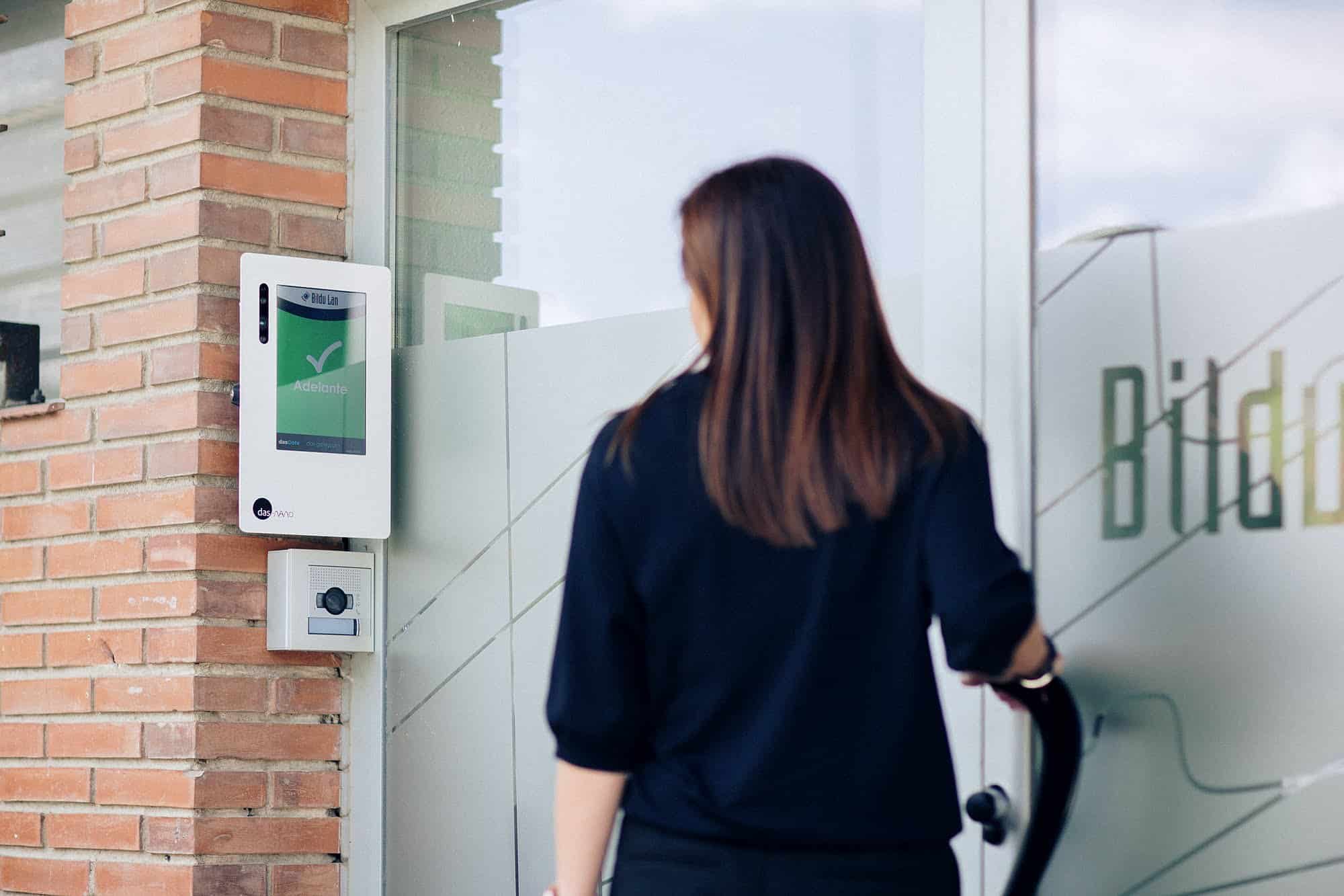 Empleada accede a su oficina por reconocimiento facial